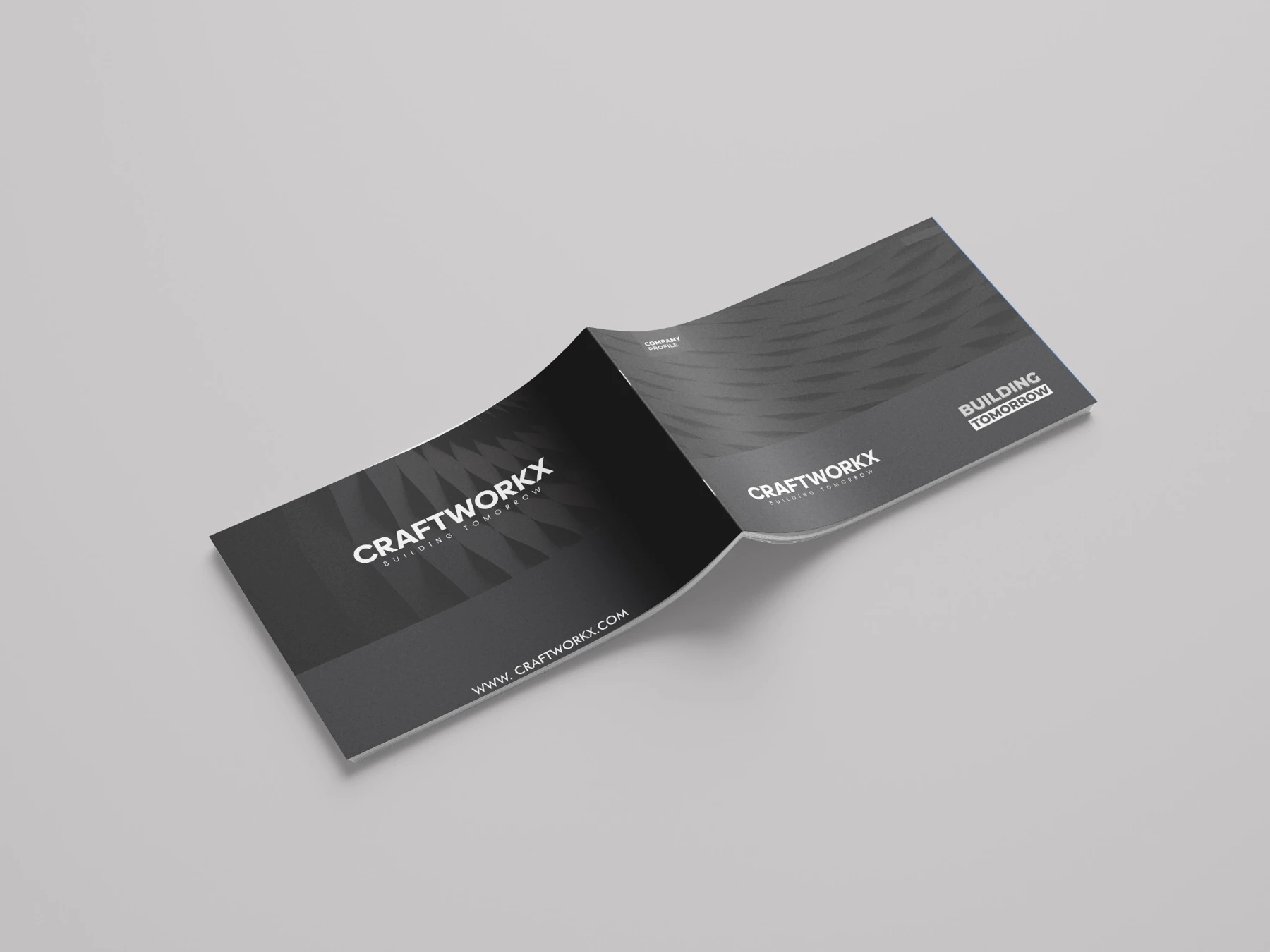 غلاف بروفايل CRAFTWORKX بتصميم فحمي داخل موك أب مطبوع